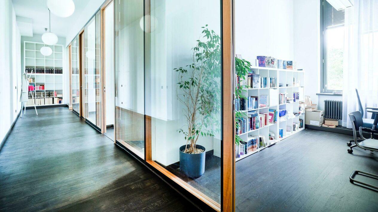 Ullstein Verlagshaus - Büroräume mit geöffneter Tür