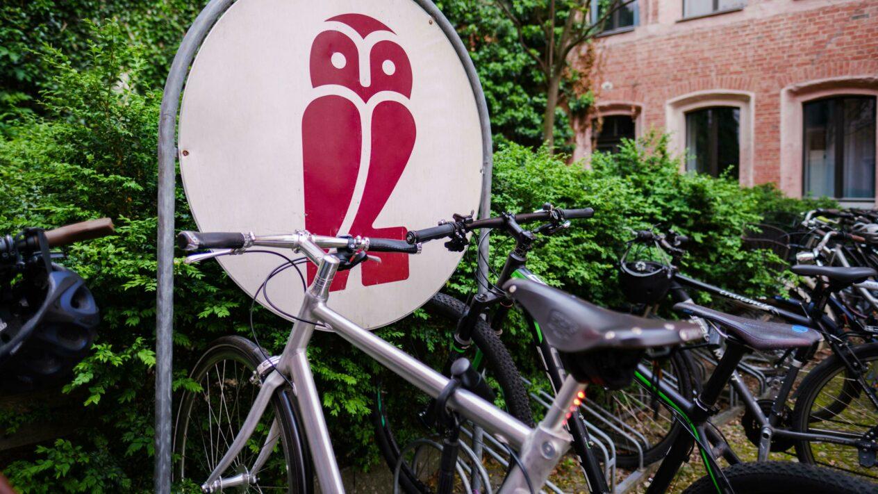 Ullstein Verlagshaus - Fahrradständer im Innenhof